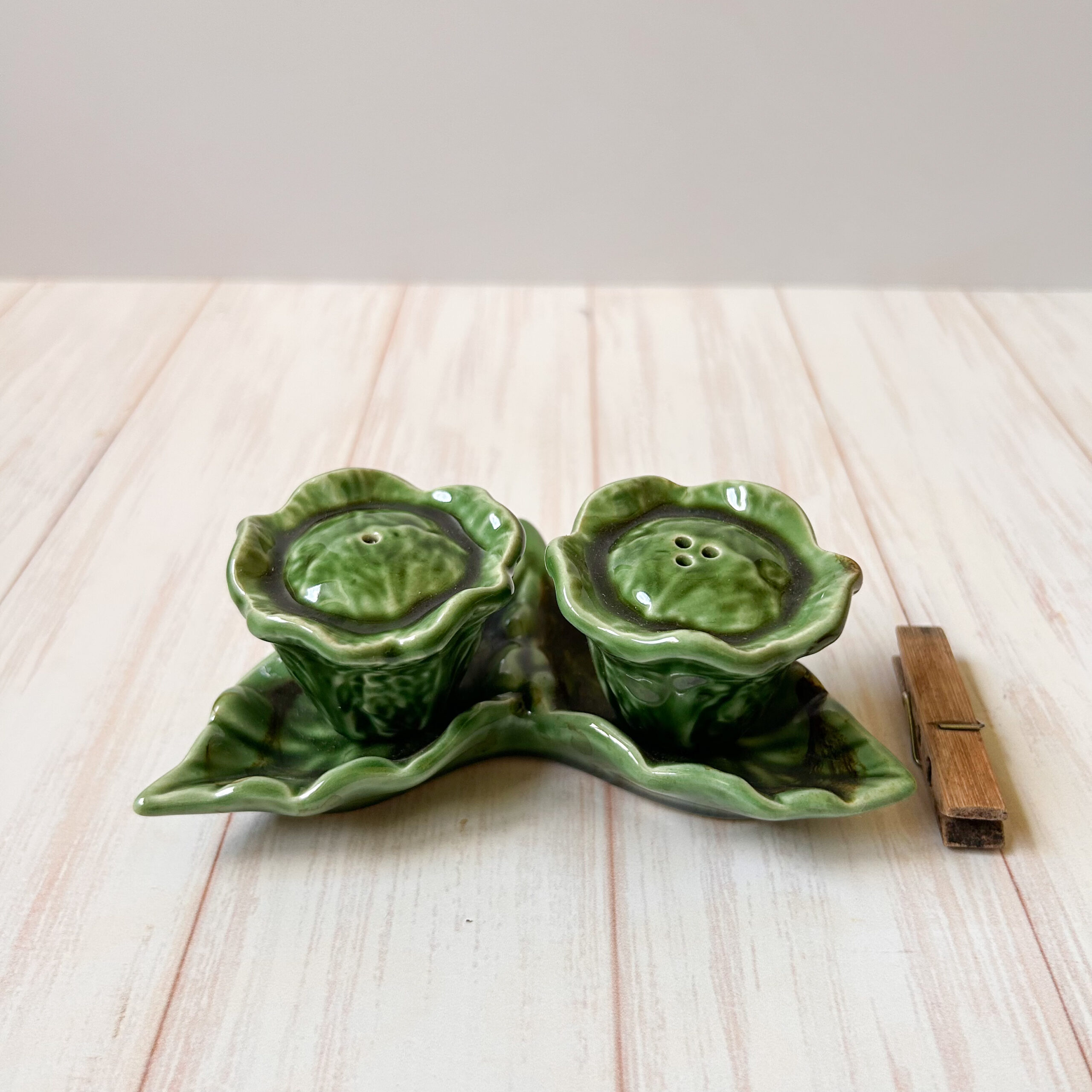 Cabbage Baby salt & pepper set on leaf stand